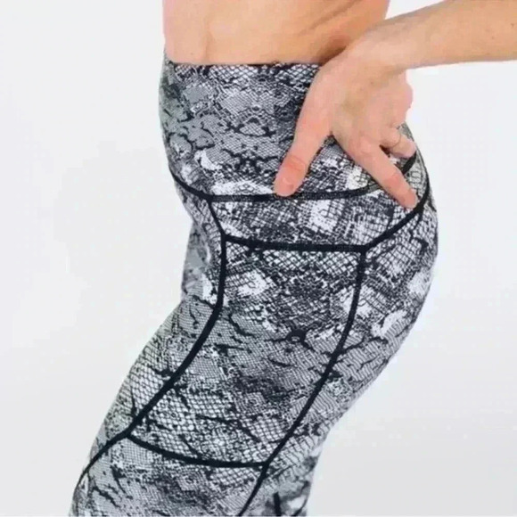 Zyia Active Cobra Metallic Pocket Light n Tight Hi-Rise Capri leggings 6-8 - Picture 5 of 6